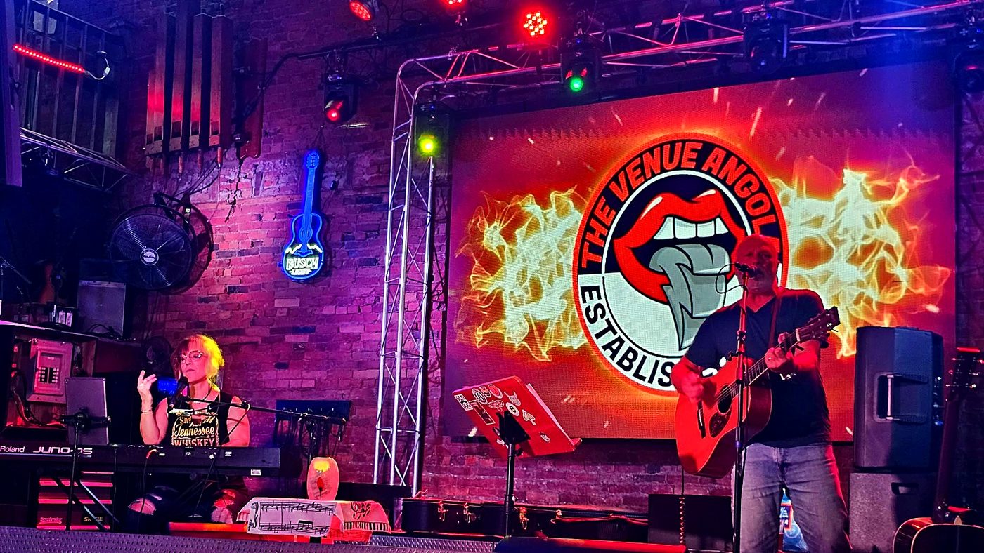 Keys & Frets on stage